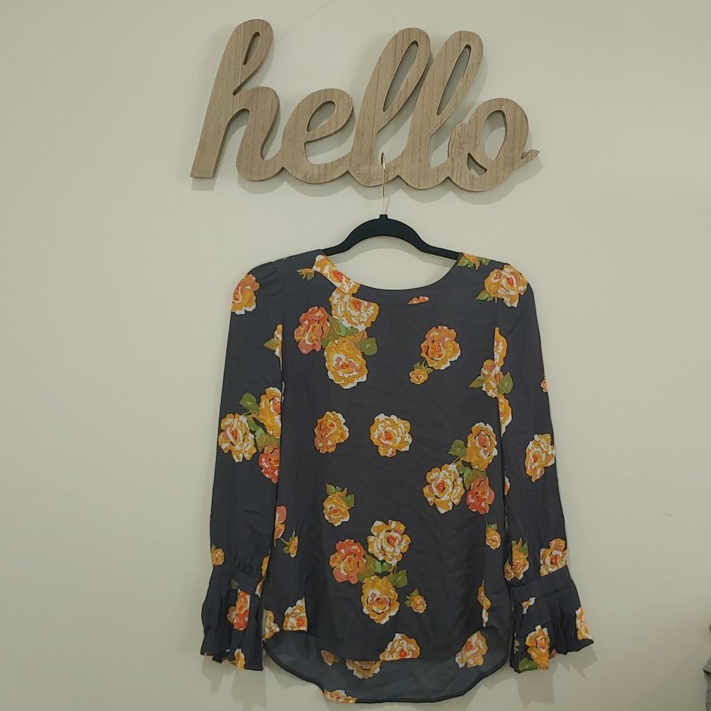 HP!! 🔅 Gray Pleated Sleeve Floral LOFT Blouse (XS)
